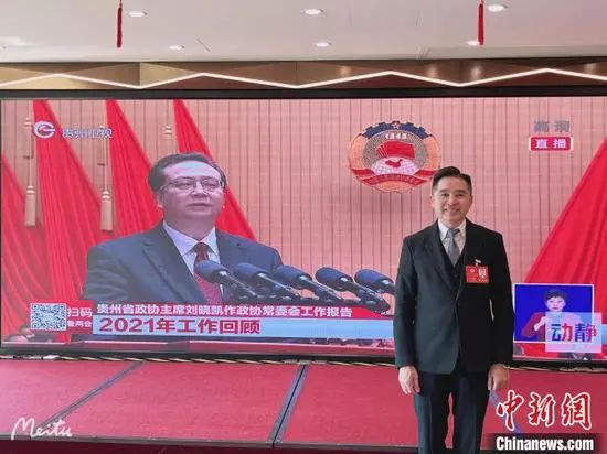 图为住澳委员何汉昌通过直播参会。 住澳委员供图